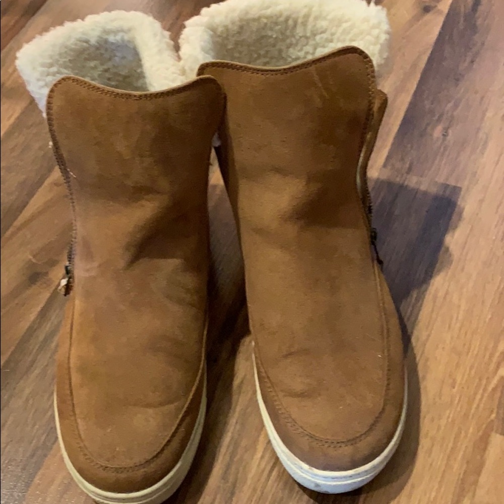 Chestnut suede Ankle boots, faux fur inside,